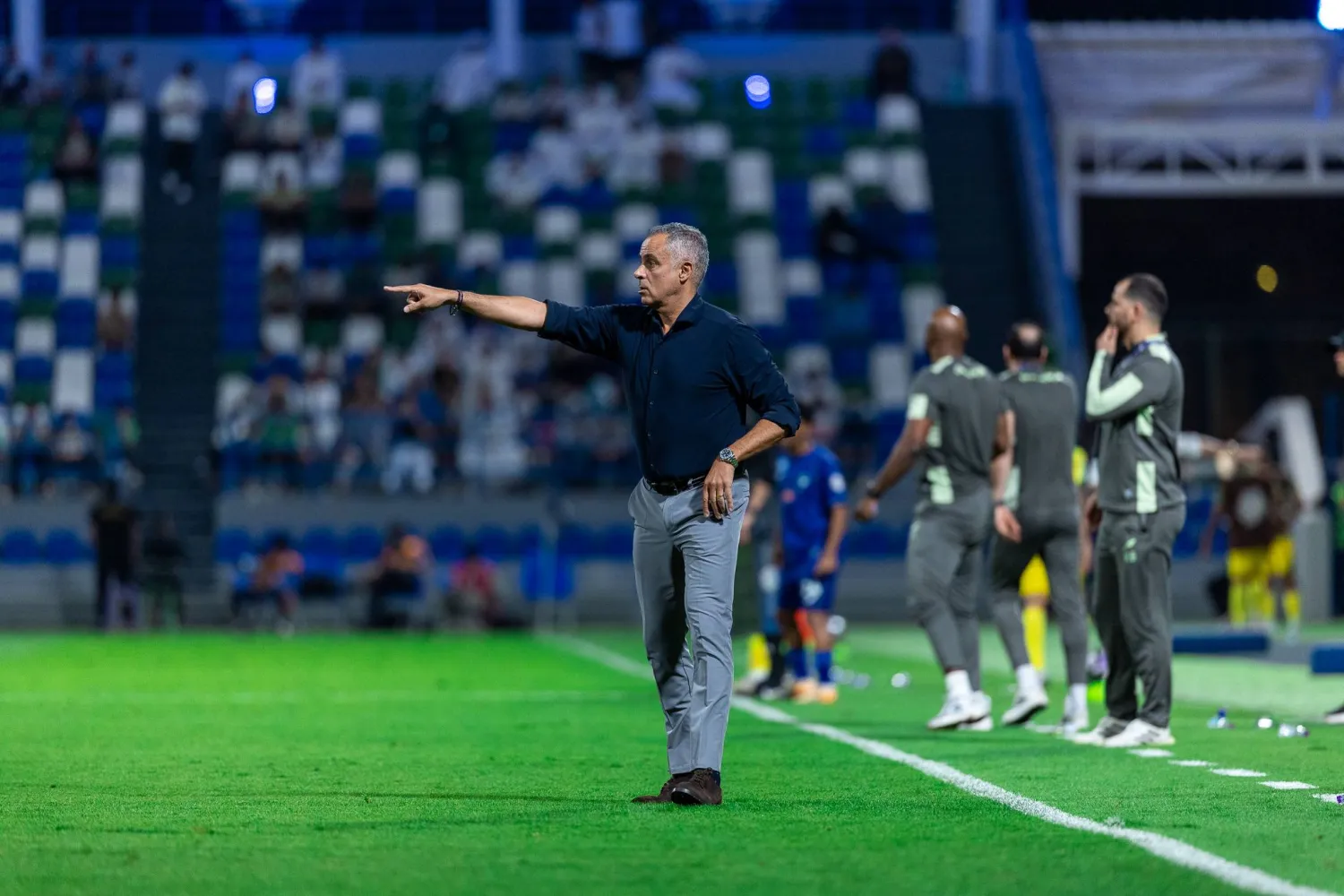 غوميز يوجه لاعبيه خلال المباراة (تصوير: عيسى الدبيسي)