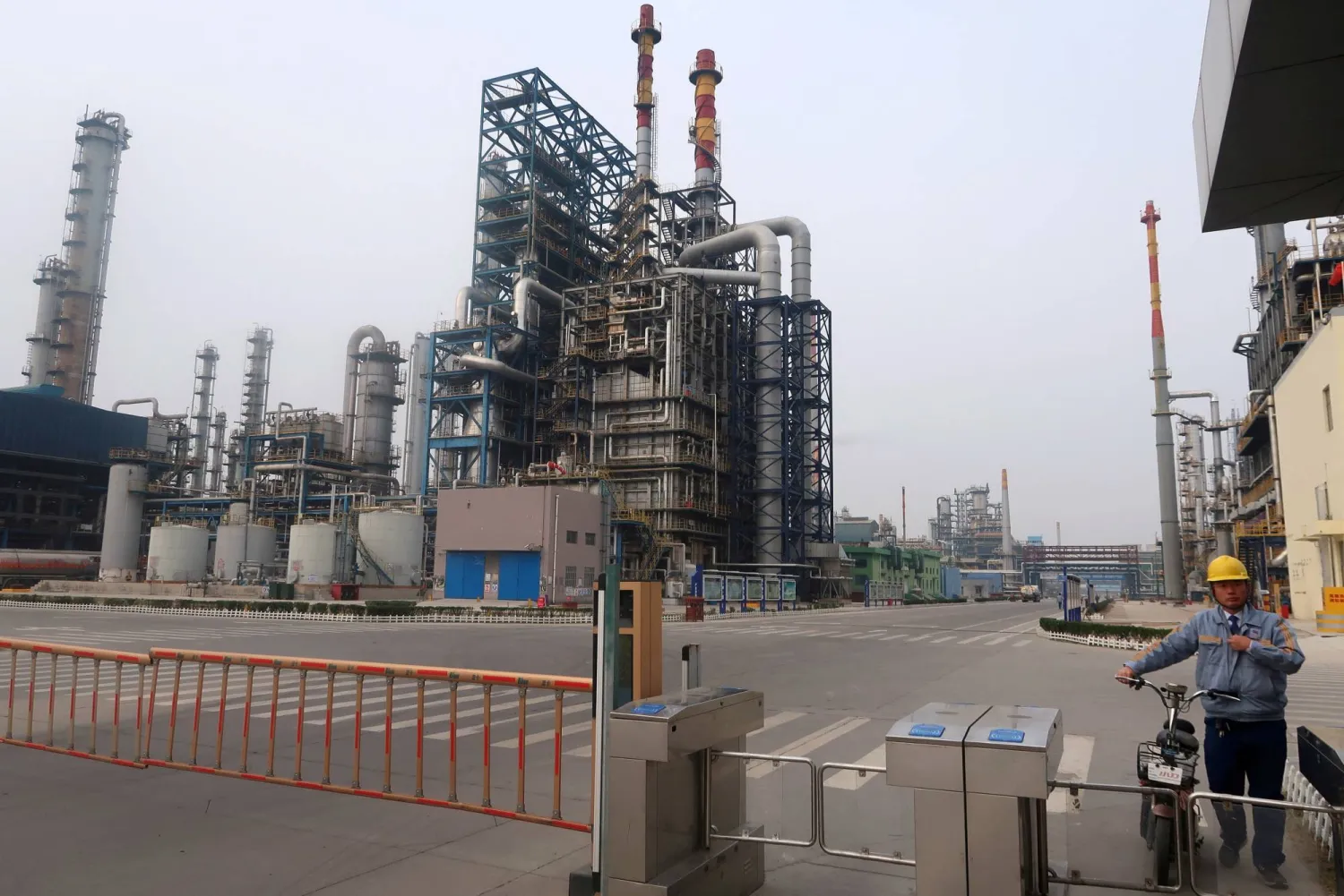 A view of an oil refinery in China's Shandong province. (Reuters)