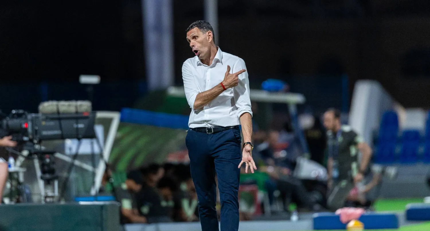 غوستافو مدرب الخليج الجديد يتفاعل مع أحداث المباراة (تصوير: عيسى الدبيسي)