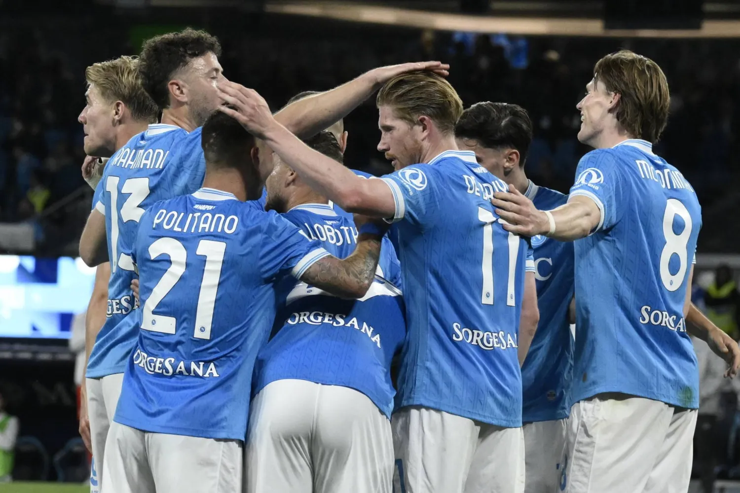 لاعبو نابولي يحتفلون بأحد أهدافهم في المباراة (إ.ب.أ)