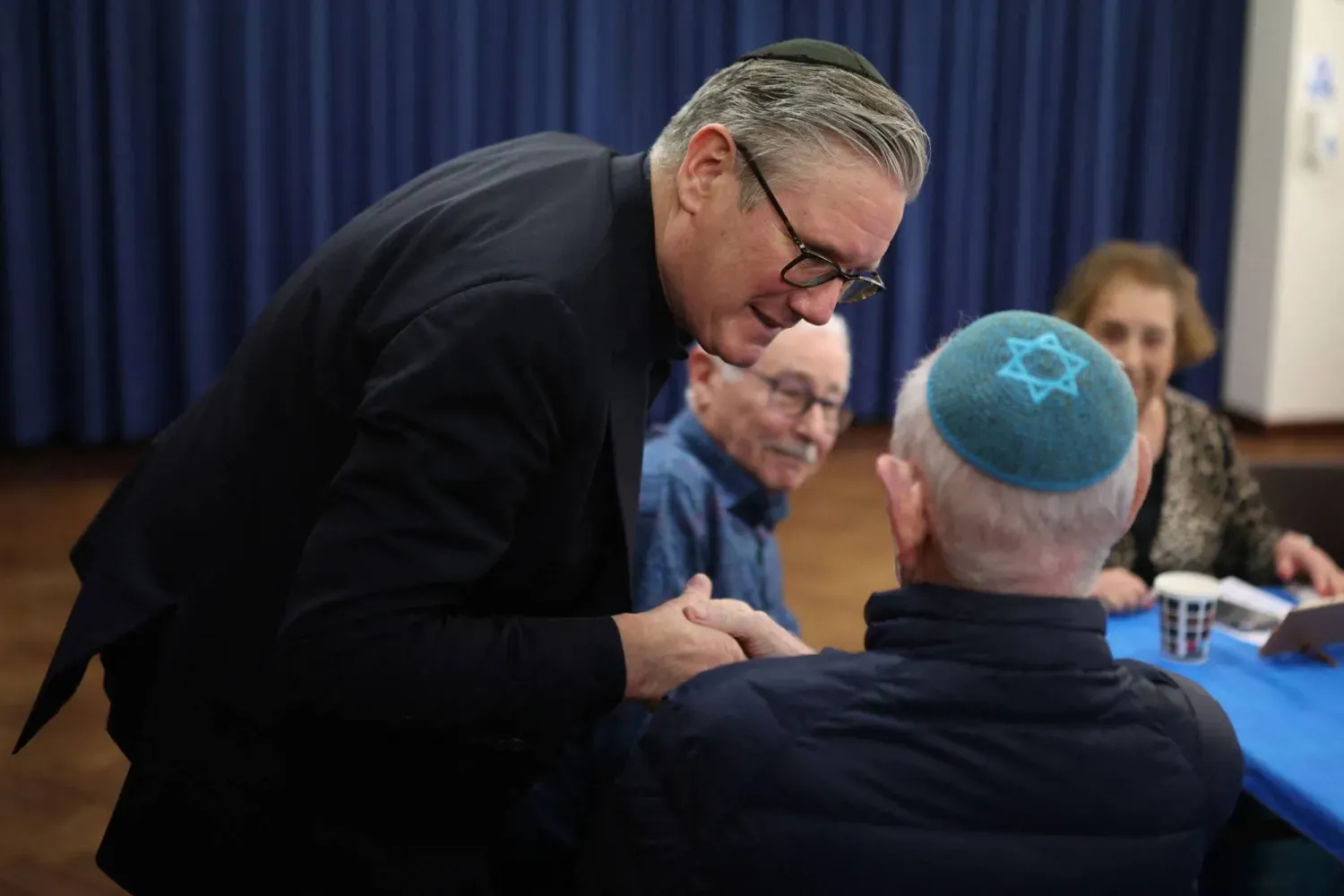 İngiltere Başbakanı Keir Starmer dün Londra'daki Kenton Birleşik Sinagogu'nu ziyaretinde (AFP)