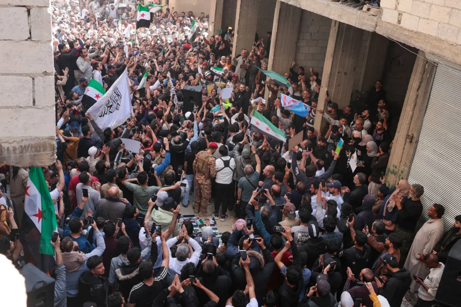 Suriye halkı, dün Şam'ın Tedamun mahallesinde "Tedamun katliamı" şüphelisinin yakalanmasını kutladı (EPA)