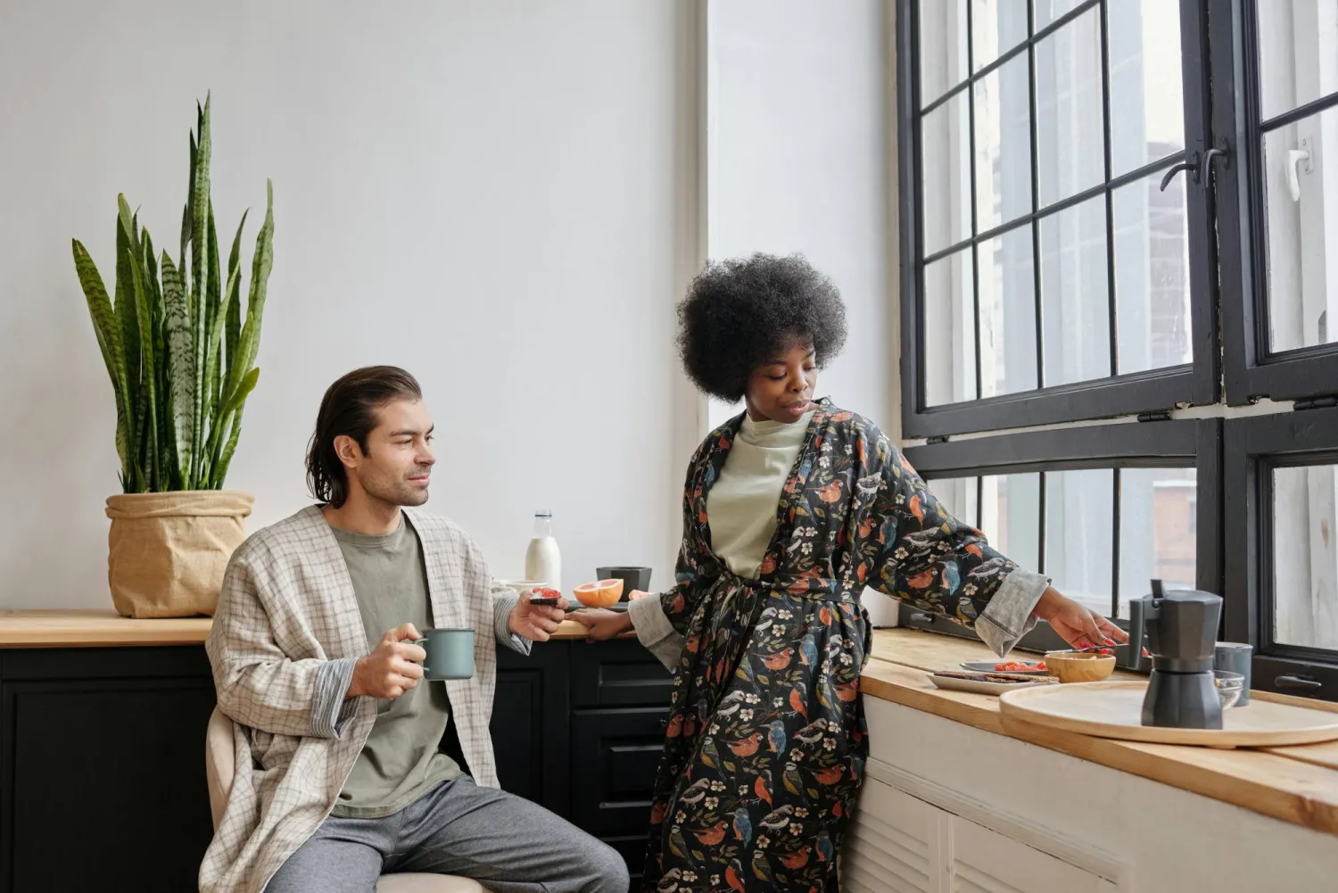 النجاح اليومي لا يقتصر على عادات تقليدية مثل تناول فطور صحي بل يبدأ من الداخل عبر تهيئة العقل (بيكسلز)