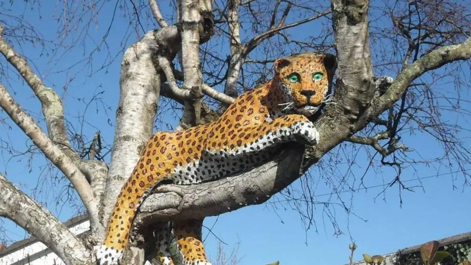 حيوان بين الأشجار ودهشةٌ تولد في عيون العابرين (النحّات البريطاني مالكولم كورلي)