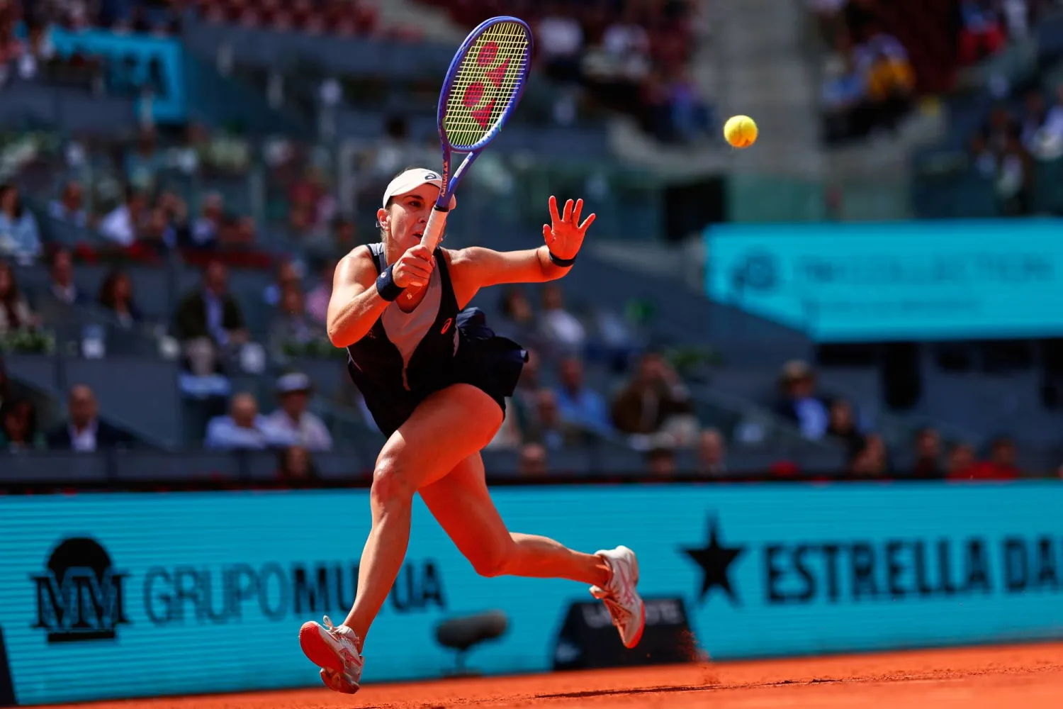 السويسرية بليندا بنشيتش تتألق في مدريد (أ.ب)