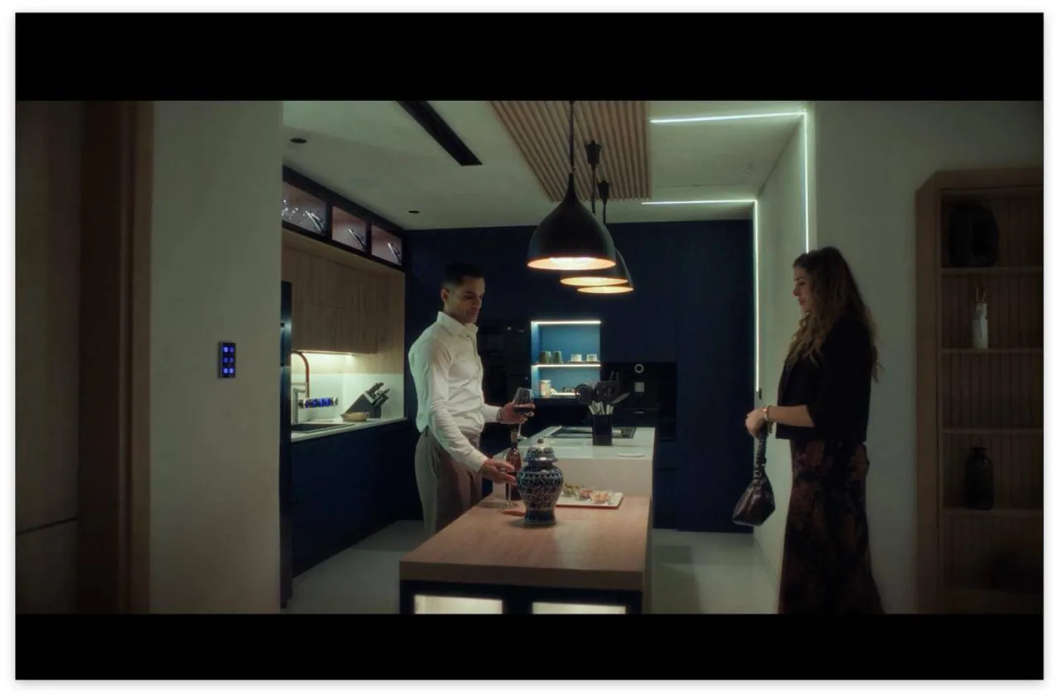 سامي الشيخ وعائشة بن أحمد في مشهد من المسلسل (الشركة المنتجة)