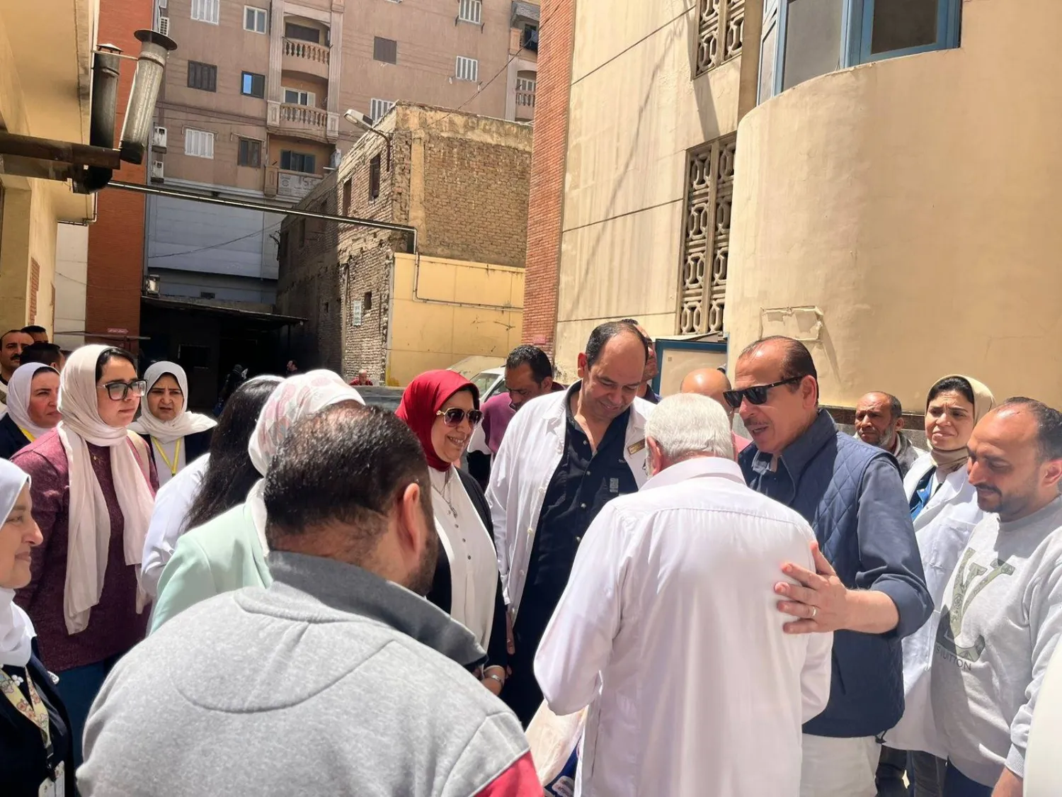 مسؤولون مصريون يتفقدون أحد المستشفيات بمحافظة الإسكندرية نهاية الأسبوع الماضي (وزارة الصحة المصرية)