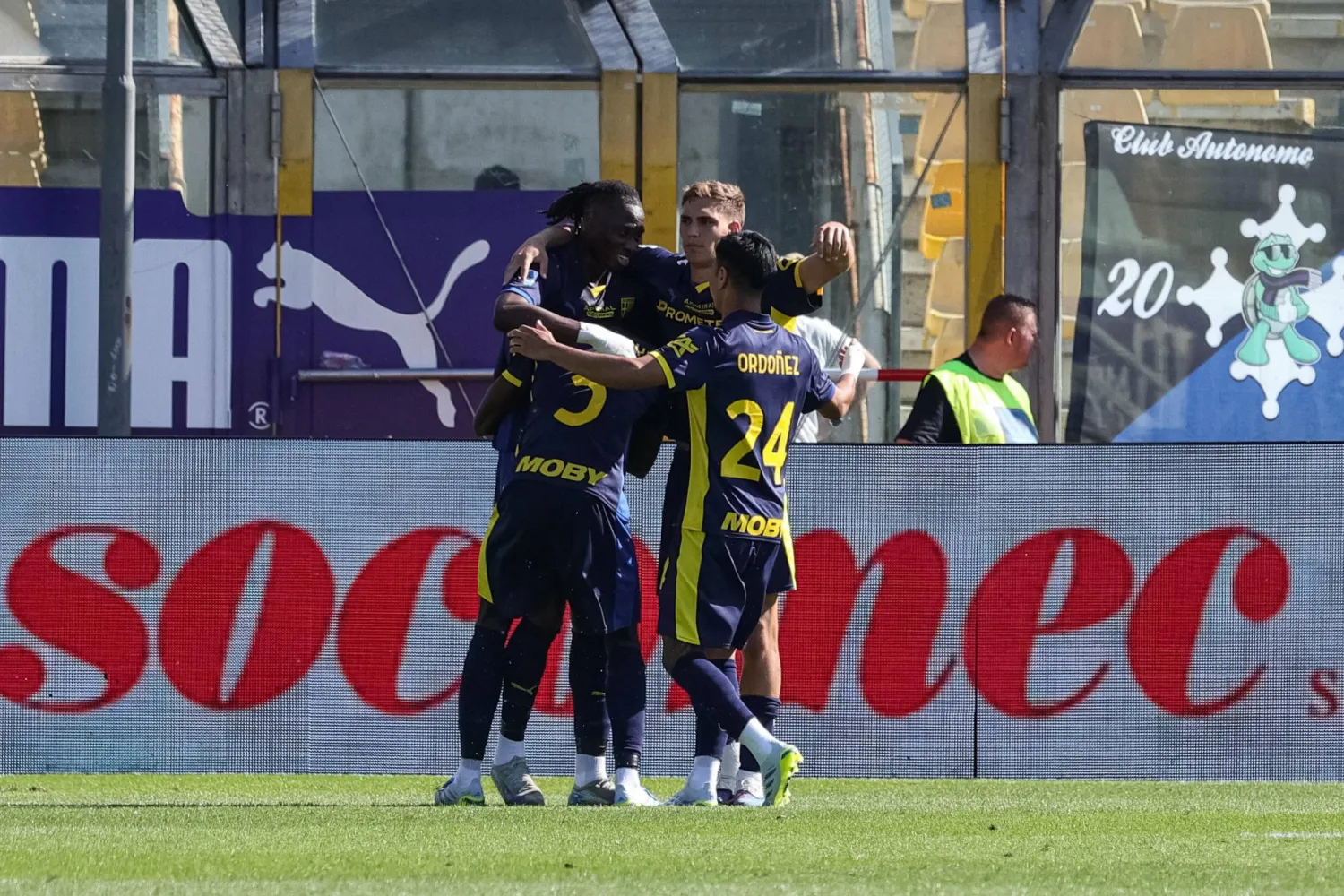 فرحة لاعبي بارما بالفوز على بيزا وضمان البقاء (إ.ب.أ)