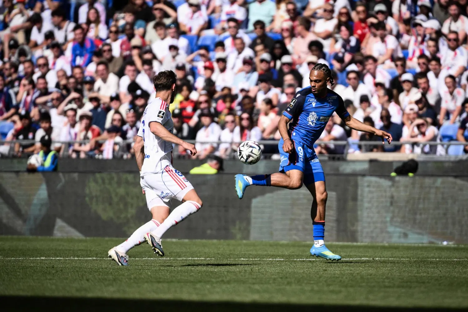 ليون هزم ضيفه أوكسير وتمسك بمركزه الثالث (أ.ف.ب)