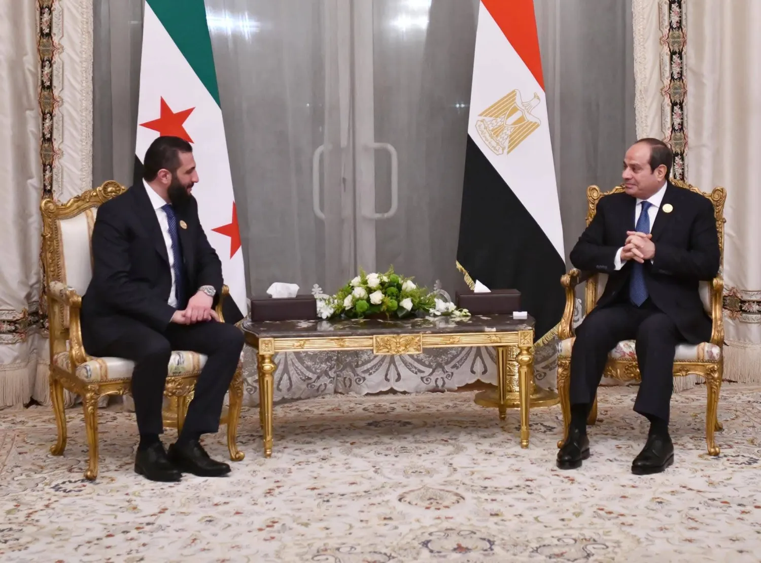 السيسي خلال لقاء الشرع على هامش القمة العربية بالقاهرة في مارس 2025 (الرئاسة المصرية)