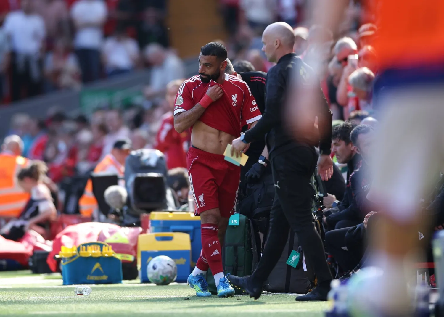 محمد صلاح غادر ملعب آنفيلد مصاباً بمواجهة كريستال (إ.ب.أ)