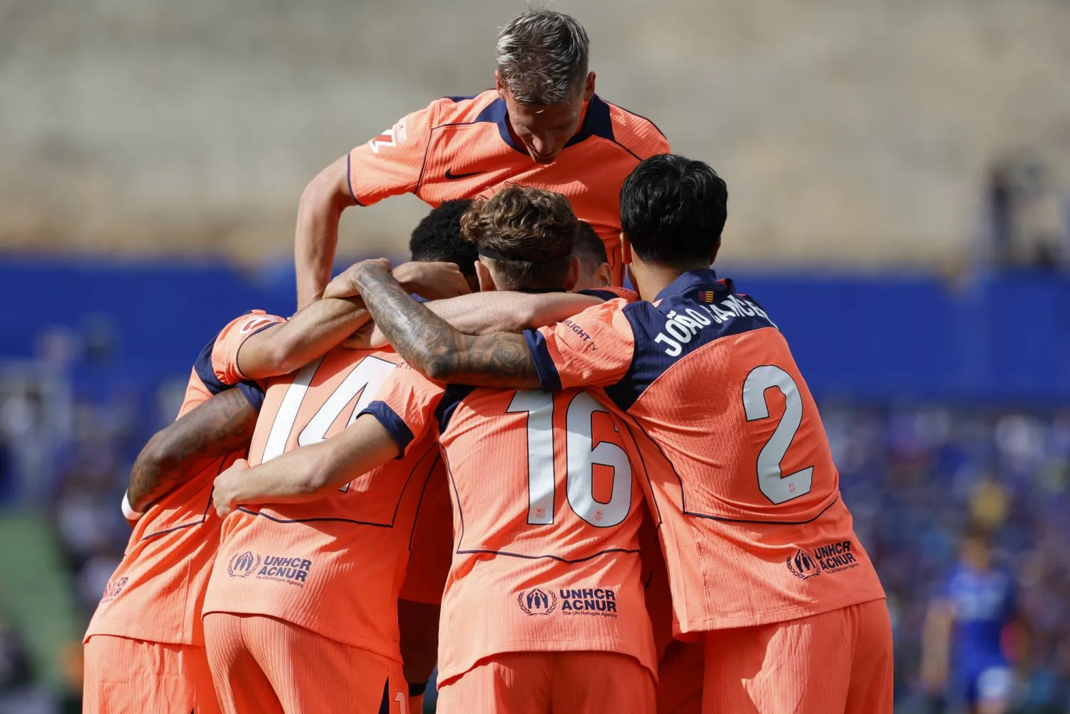 فرحة لاعبي برشلونة بالفوز الثمين على خيتافي (إ.ب.أ)