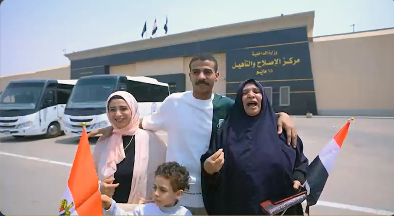 أحد السجناء المفرج عنهم السبت بين أسرته (وزارة الداخلية المصرية)