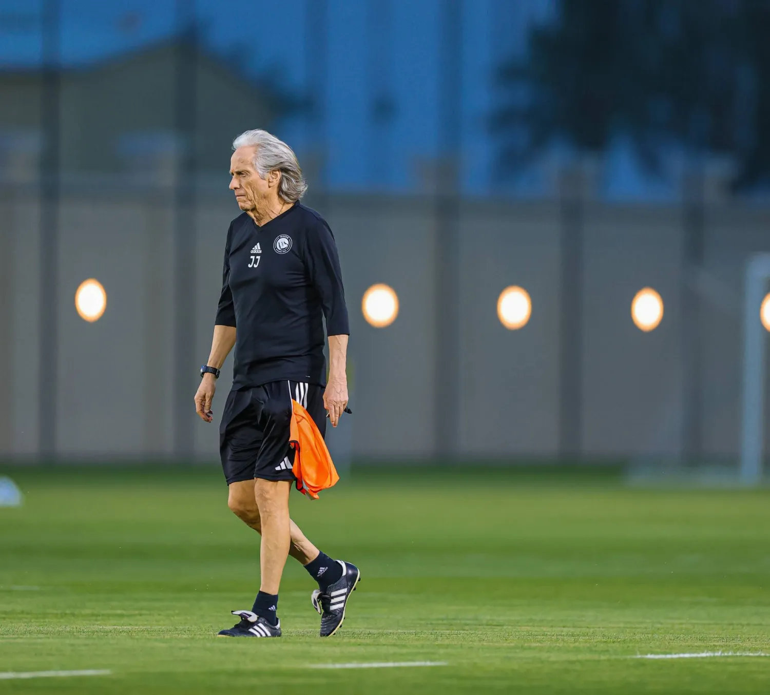 خيسوس لدى قيادته تدريبات النصر (موقع النادي)