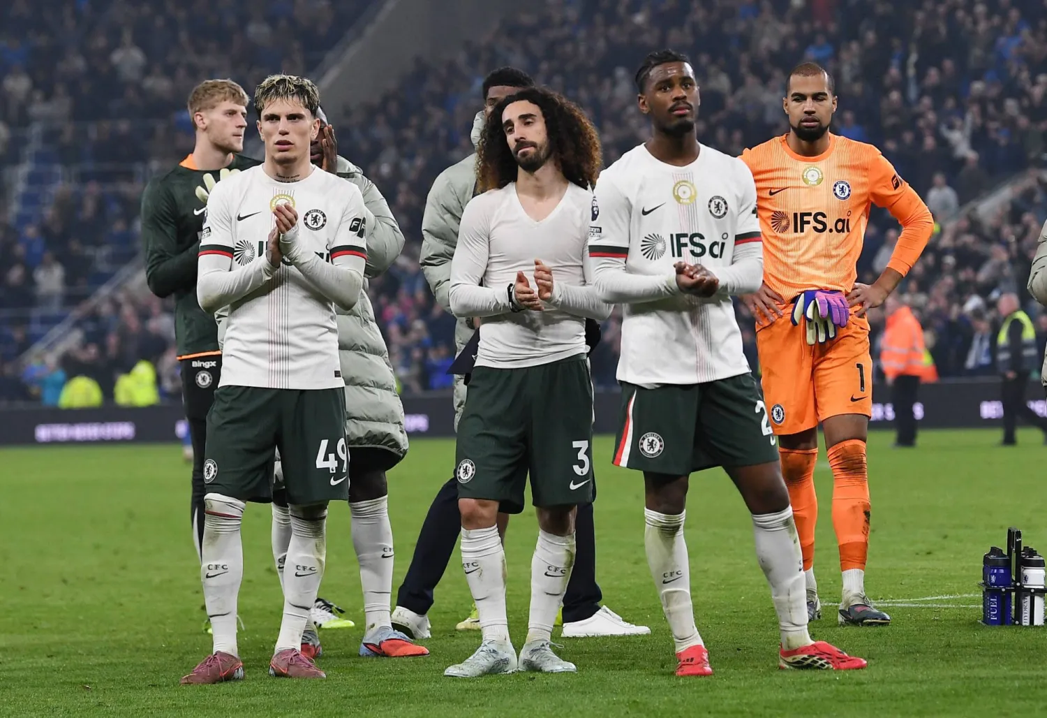 لاعبو تشيلسي ومشاعر الإحباط بعد هزيمة مذلة أمام إيفرتون (رويترز)