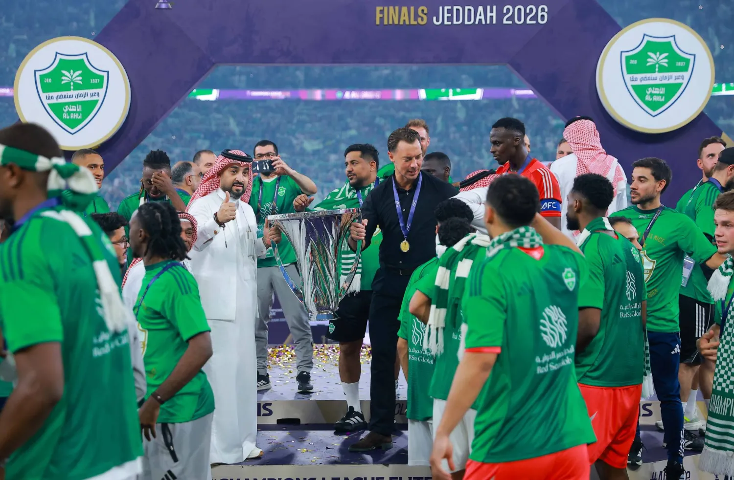 يايسله محتفلاً بالكأس على منصة التتويج (تصوير: محمد المانع)