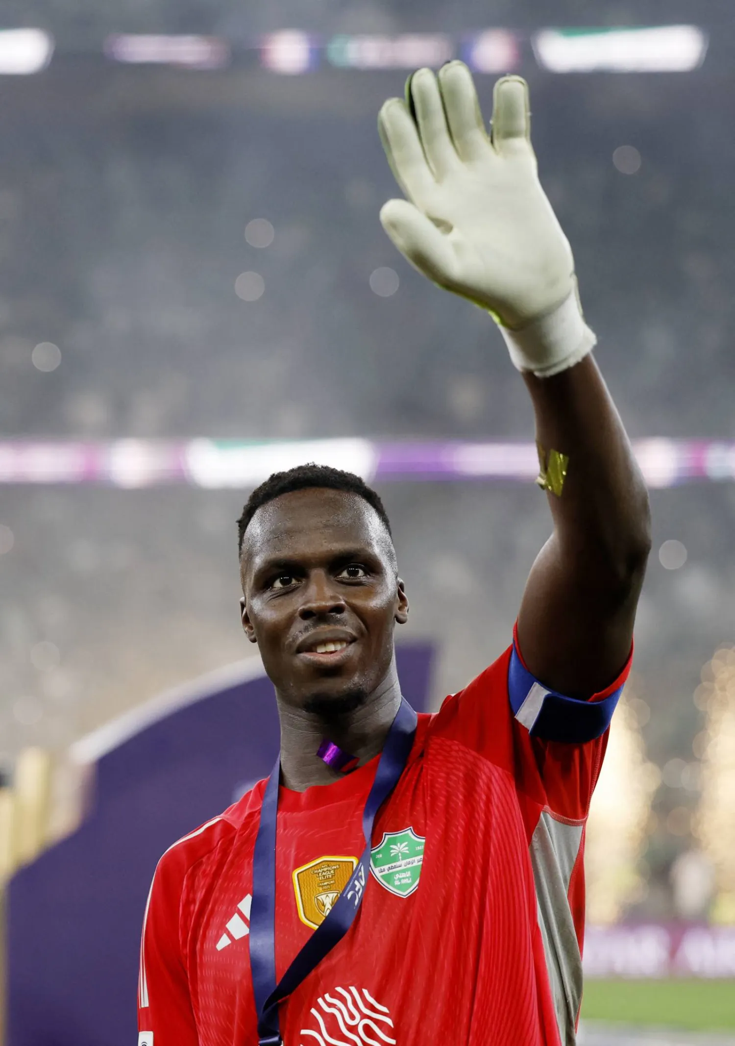 حارس الأهلي السعودي إدوارد ميندي يحتفل بعد التتويج بلقب دوري أبطال آسيا (رويترز)