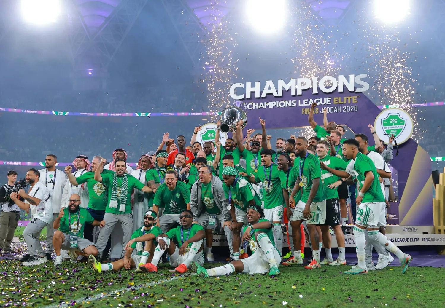 لاعبو الأهلي لحظة تتويجهم باللقب الآسيوي (تصوير: محمد المانع)