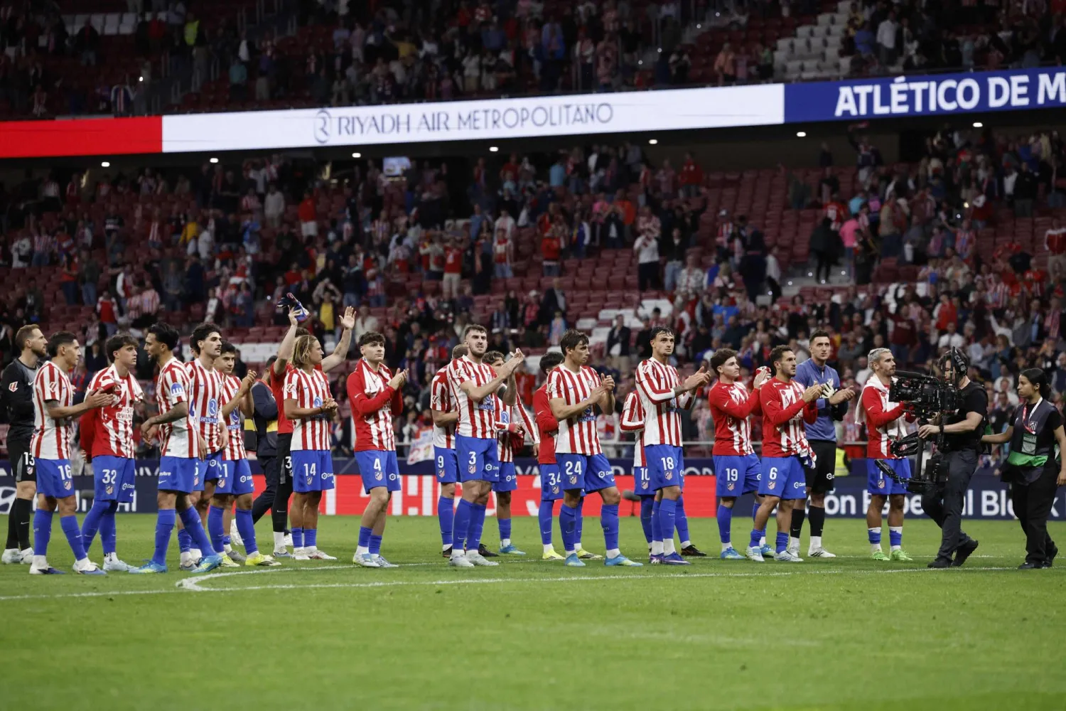 لاعبو أتلتيكو مدريد يحيّون الجماهير عقب نهاية مباراتهم أمام أتلتيك بلباو (أ.ف.ب)