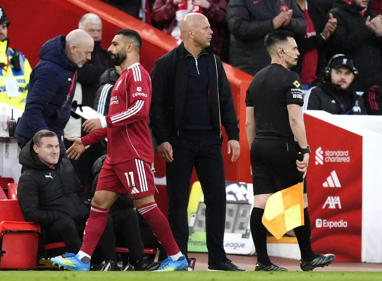 خروج محمد صلاح، لاعب ليفربول، مستبدلاً خلال مباراة الدوري الإنجليزي الممتاز أمام فولهام على ملعب «أنفيلد» (د.ب.أ)