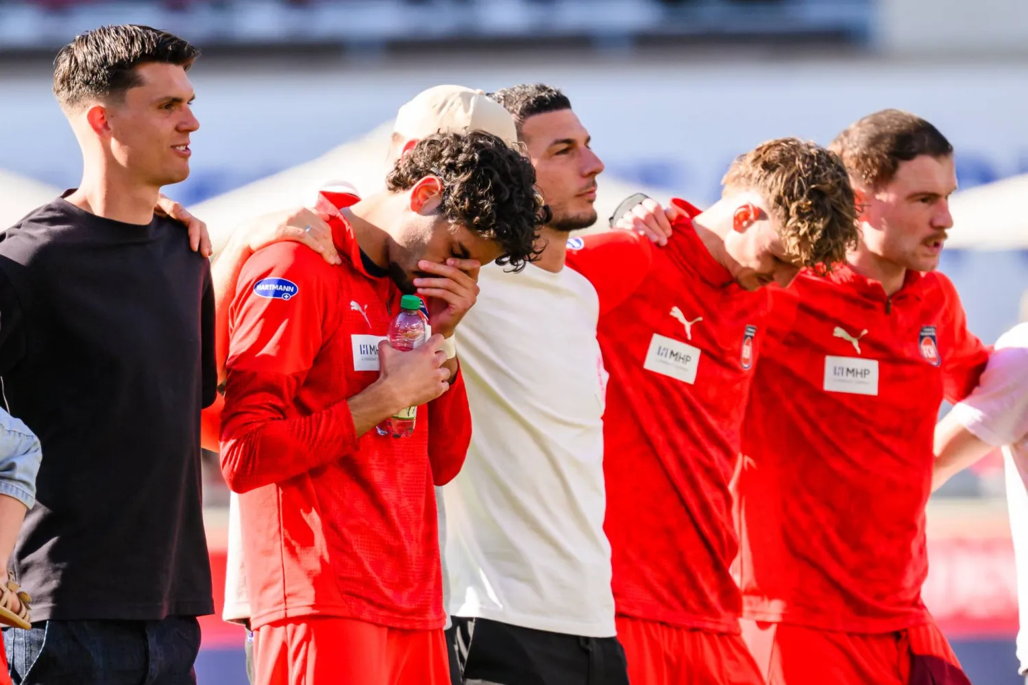 لاعب هايدنهايم إيرين دينكجي يبكي عقب نهاية المباراة أمام سانت باولي (أ.ب)