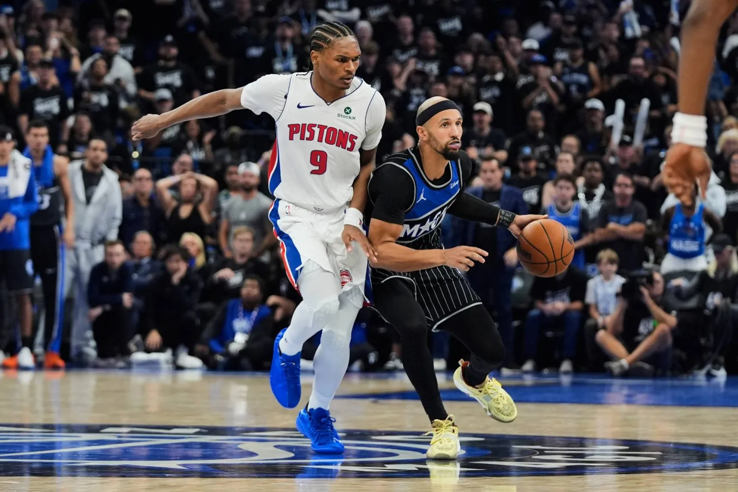 لاعب أورلاندو ماجيك جايلن ساغز ينطلق بالكرة متجاوزاً لاعب ديترويت بيستونز أوسار طومسون (أ.ب)