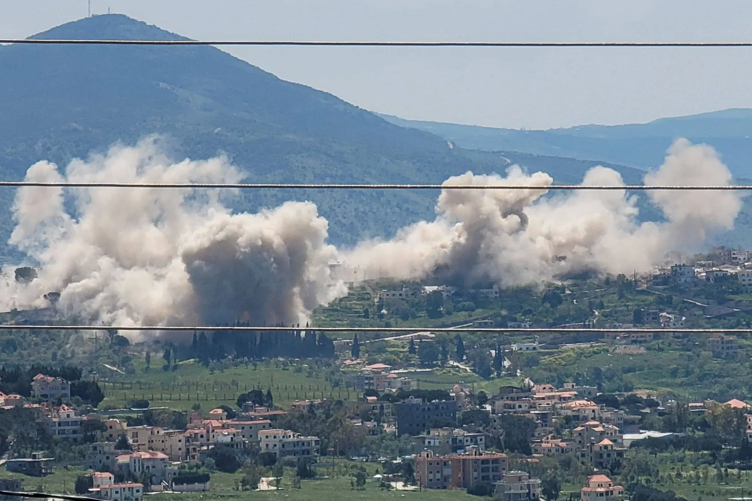 تصاعد الدخان من انفجارات في قرية الخيام جنوب لبنان (أ.ف.ب)