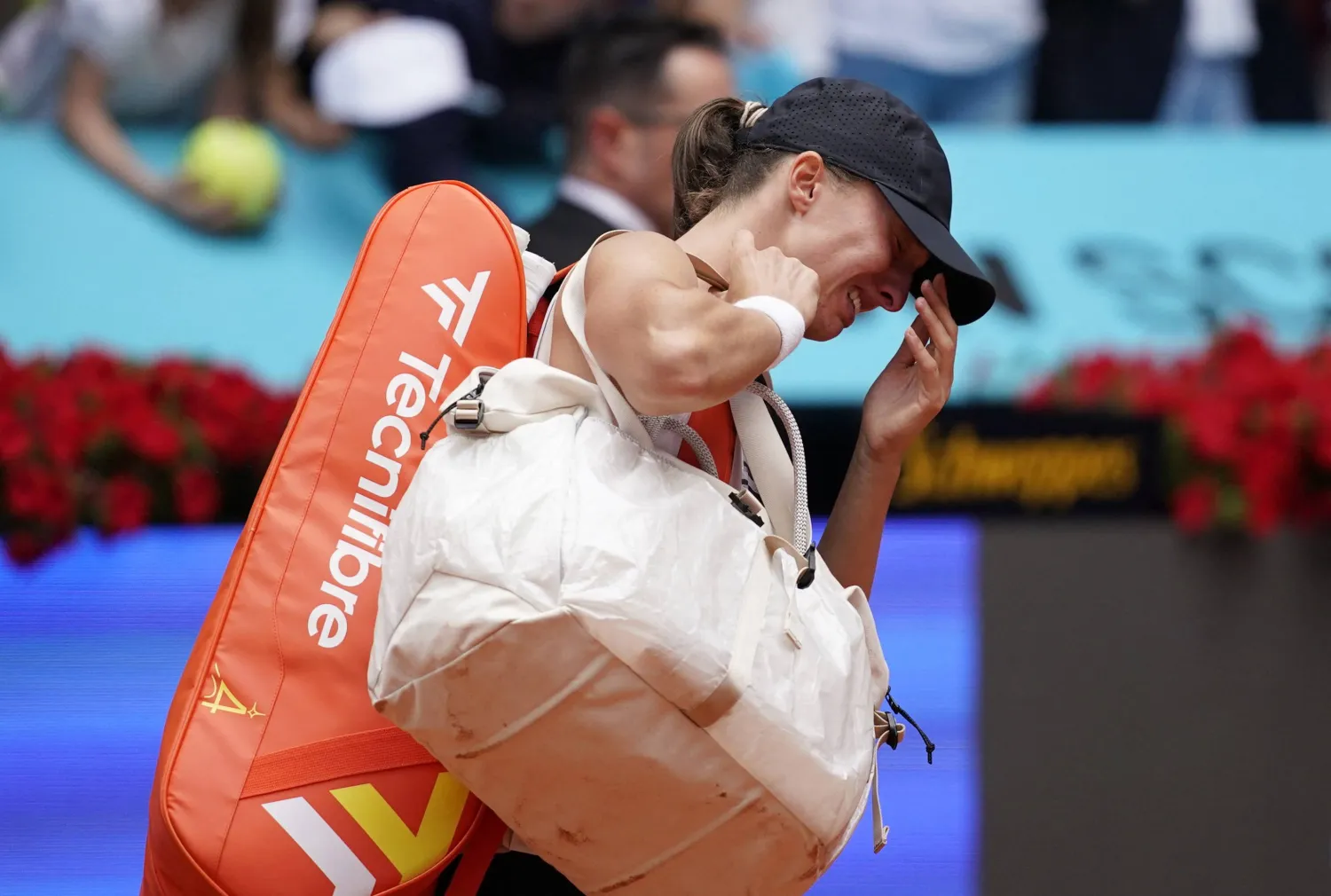 Tennis - Madrid Open - Park Manzanares, Madrid, Spain - April 25, 2026 Poland's Iga Swiatek looks dejected after losing in her round of 32 match against Ann Li of the US. REUTERS/Ana Beltran