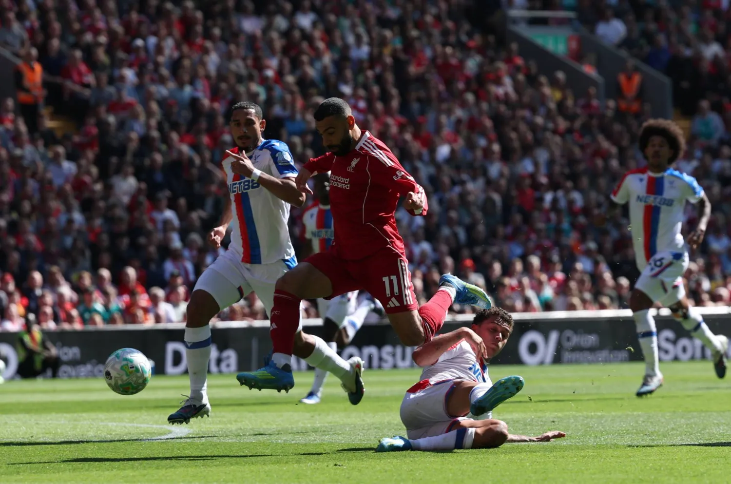 Brennan Johnson of Crystal Palace (R) in action against Mohamed Salah of Liverpool (C) during the English Premier League match between Liverpool FC and Crystal Palace, in Liverpool, Britain, 25 April 2026.  EPA/ADAM VAUGHAN