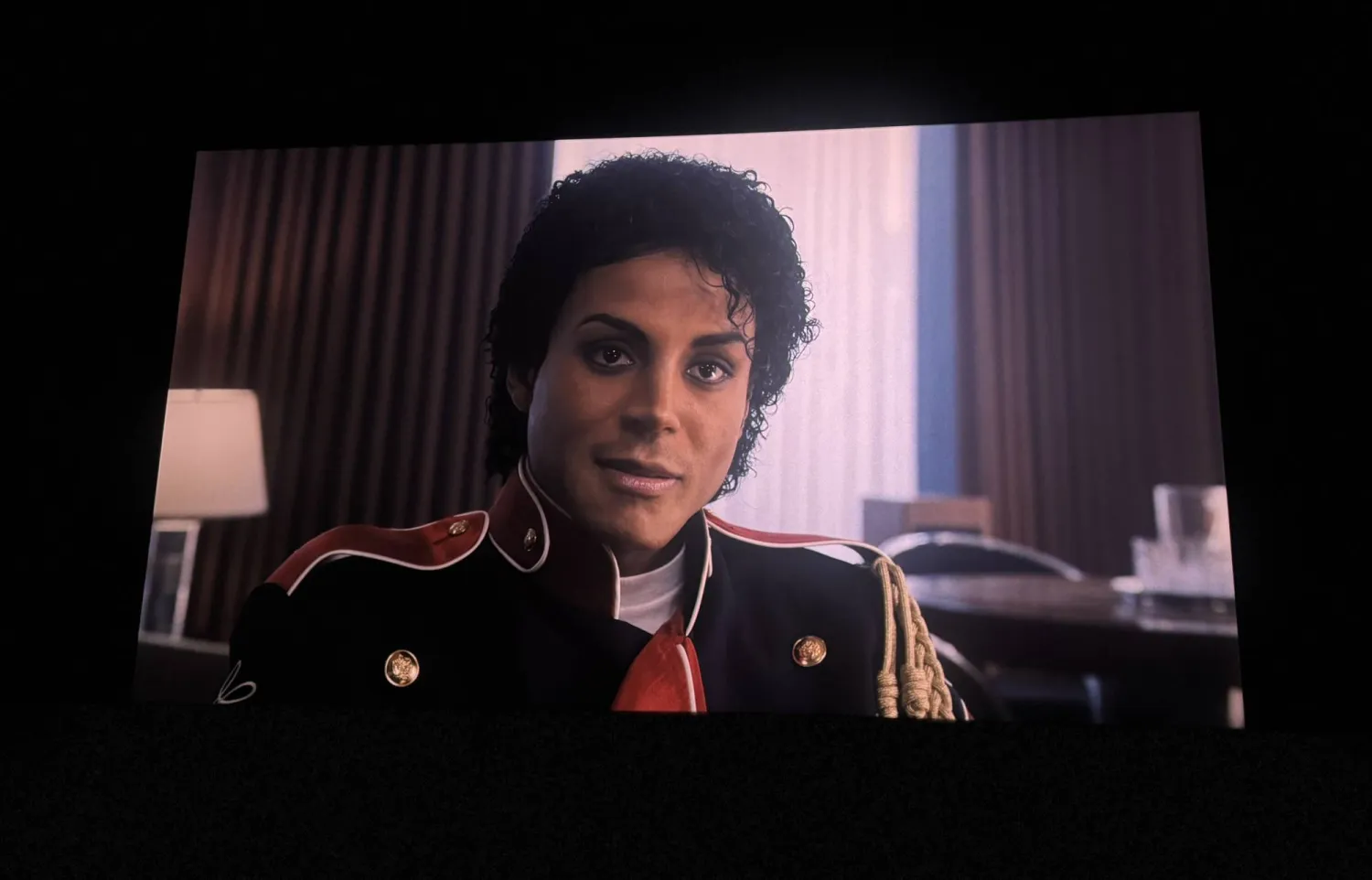 من عرض الفيلم في السينما السعودية حيث يؤدي جعفر جاكسون دور عمه مايكل (تصوير: إيمان الخطاف)