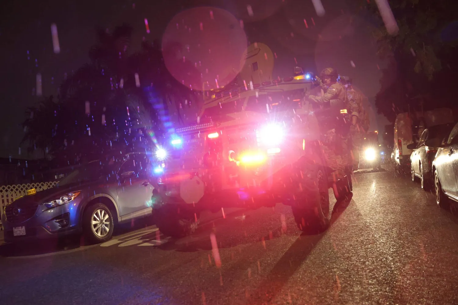 أفراد من مكتب «إف بي آي» يغادرون على متن مركبة بعد تفقدهم منزلاً مرتبطاً بالمشتبه به في حادثة إطلاق النار فجر الأحد (أ.ف.ب)