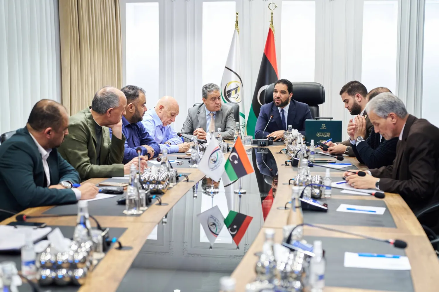 رئيس هيئة الرقابة الإدارية الليبي عبد الله قادربوه في لقاء مع برلمانيين في طرابلس يوم 13 أبريل 2026 (الصفحة الرسمية للهيئة)