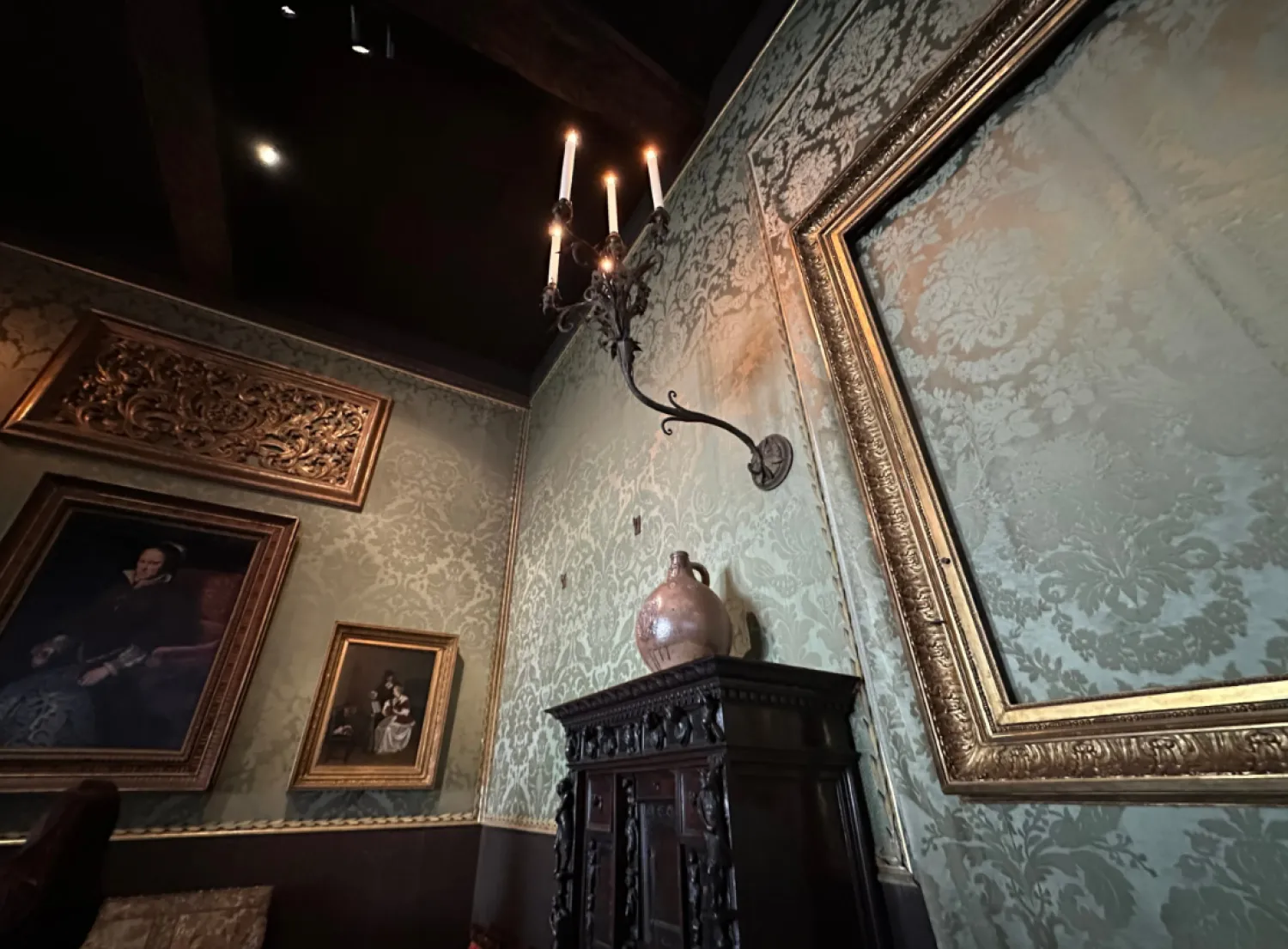  An empty frame hangs on patterned green walls in the Dutch Room at the Isabella Stewart Gardner Museum, where artworks were stolen in a 1990 art heist, April 9, 2026, in Boston. (AP Photo/Leah Willingham)
