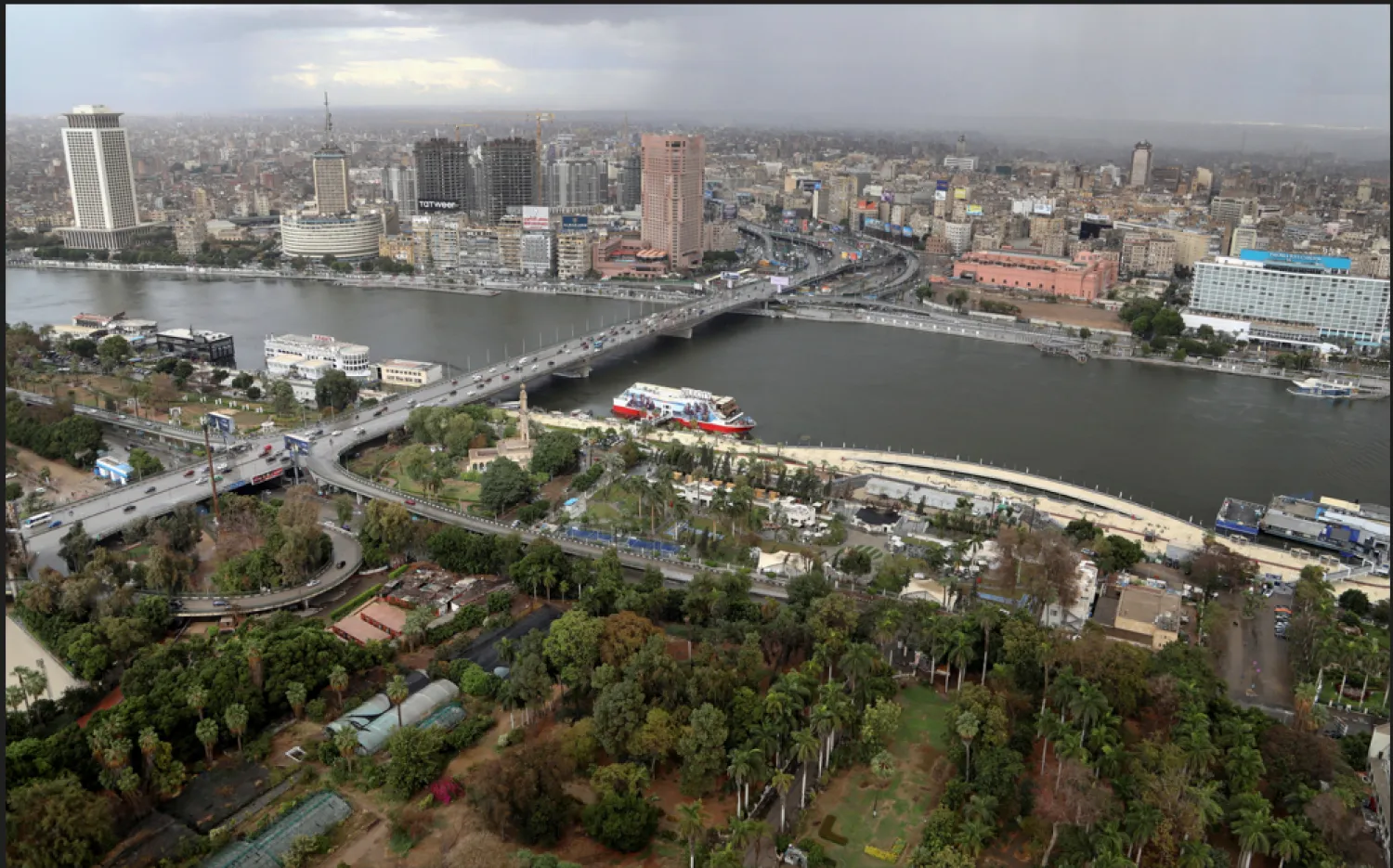 منظر عام للمباني والأهرامات الكبرى في القاهرة (رويترز)
