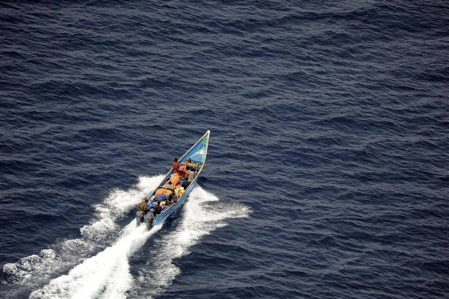 زورق يحمل مجموعة من المسلحين قبالة سواحل الصومال (رويترز)