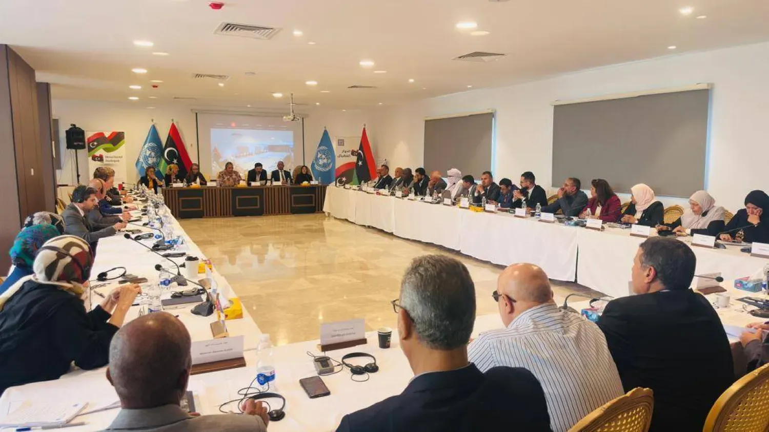 25 Nisan’da düzenlenen Ulusal Uzlaşı ve İnsan Hakları görüşmelerine katılan bir grup (UNSMIL)