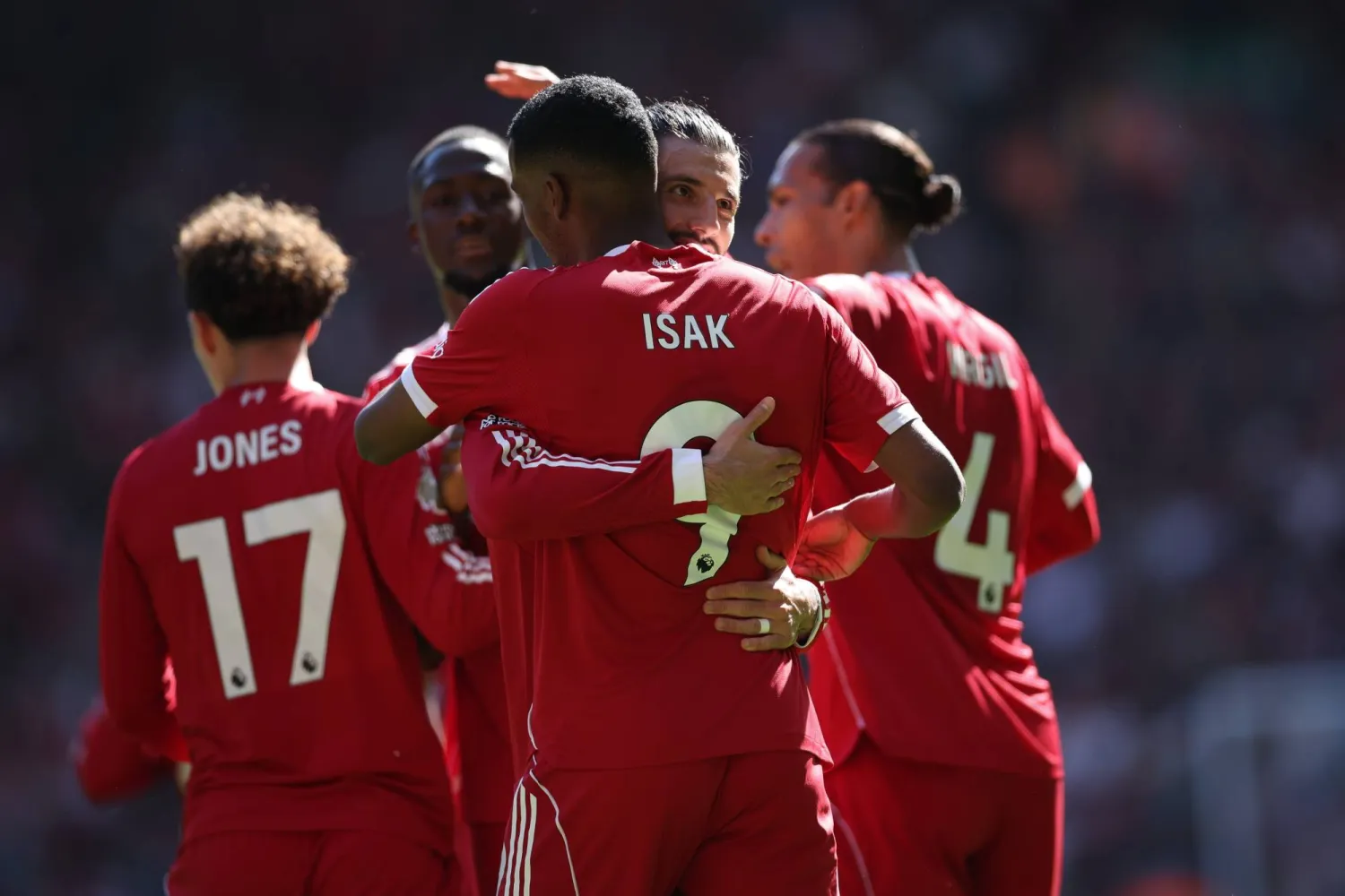 يثق فان دايك بأن زميله إيزاك سيترك بصمة أكبر في الموسم المقبل (إ.ب.أ)