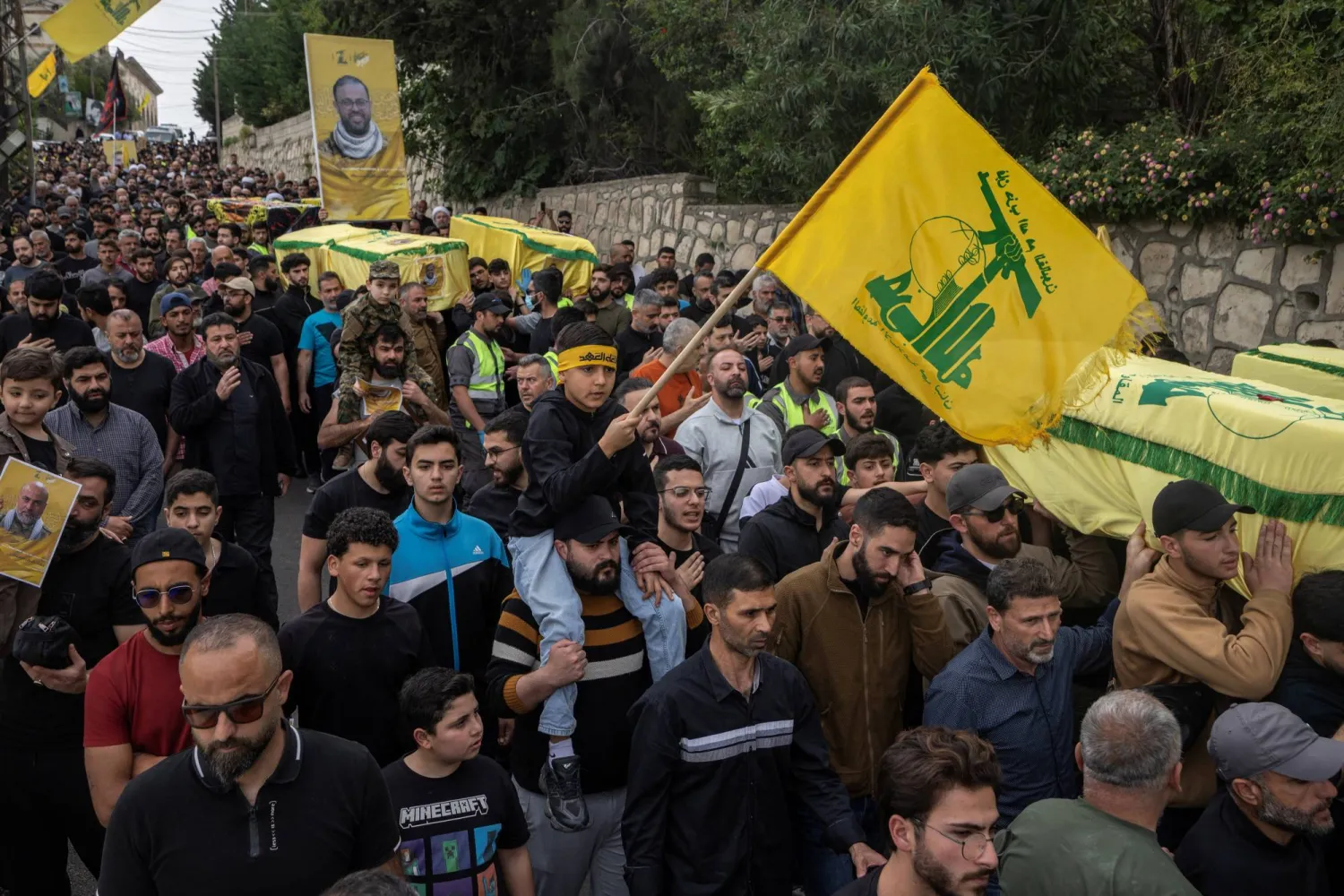 أعلام «حزب الله» خلال تشييع عدد من مقاتليه ومدنيين في جنوب لبنان (رويترز)
