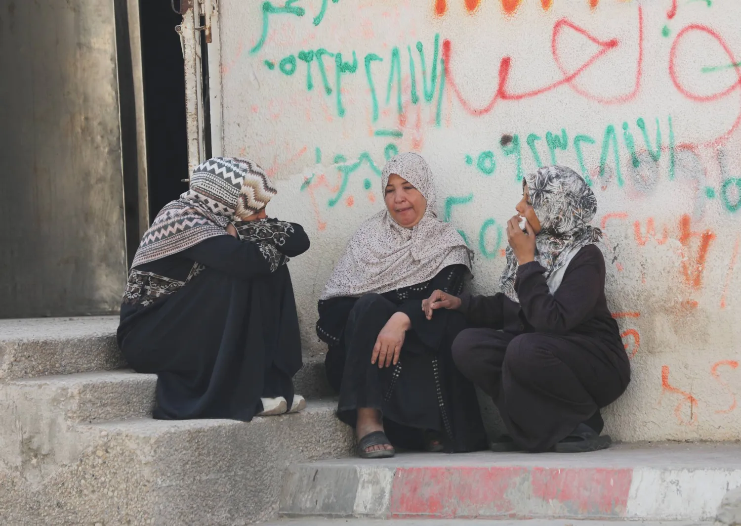 فلسطينيون بغزة يبكون على جثامين مدنيين سقطوا في غارة إسرائيلية شمال القطاع يوم الأحد (د.ب.أ)