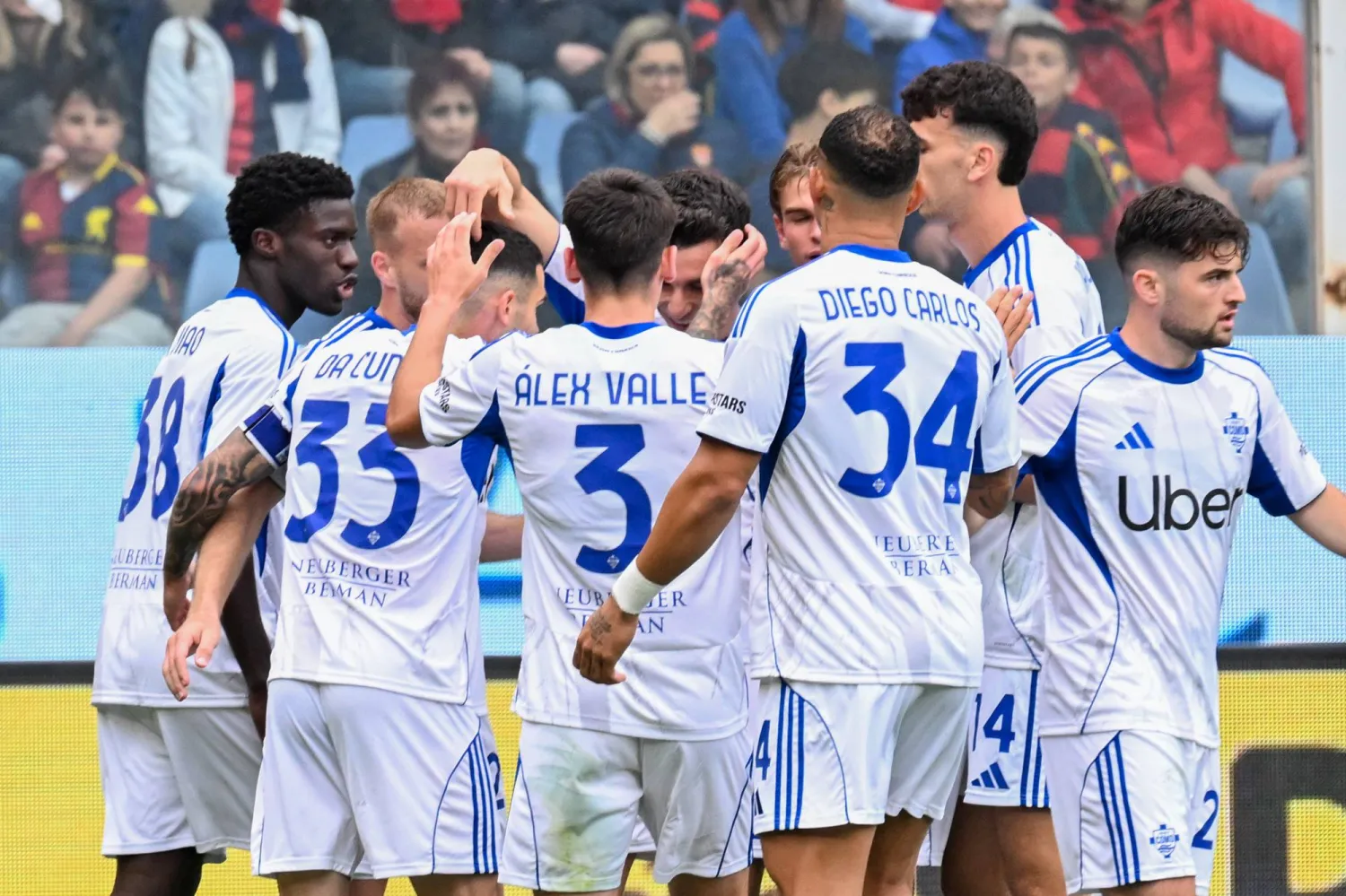 فرحة لاعبي كومو بالفوز على جنوا (د.ب.أ)