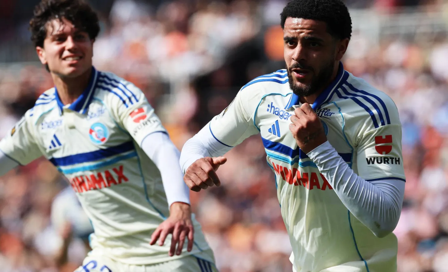 أندرو أوموباميديلي (يمين) يحتفل بهدف الفوز القاتل لستراسبورغ في مرمى لوريان (أ.ف.ب)