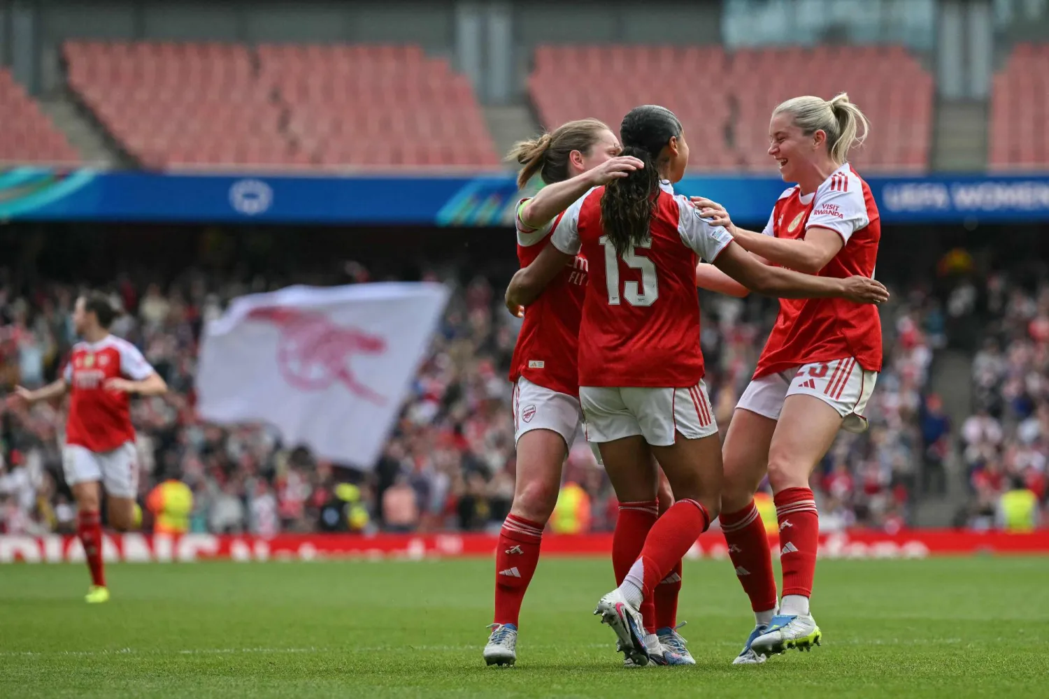 فرحة لاعبات آرسنال بالفوز التاريخي على ليون (أ.ف.ب)