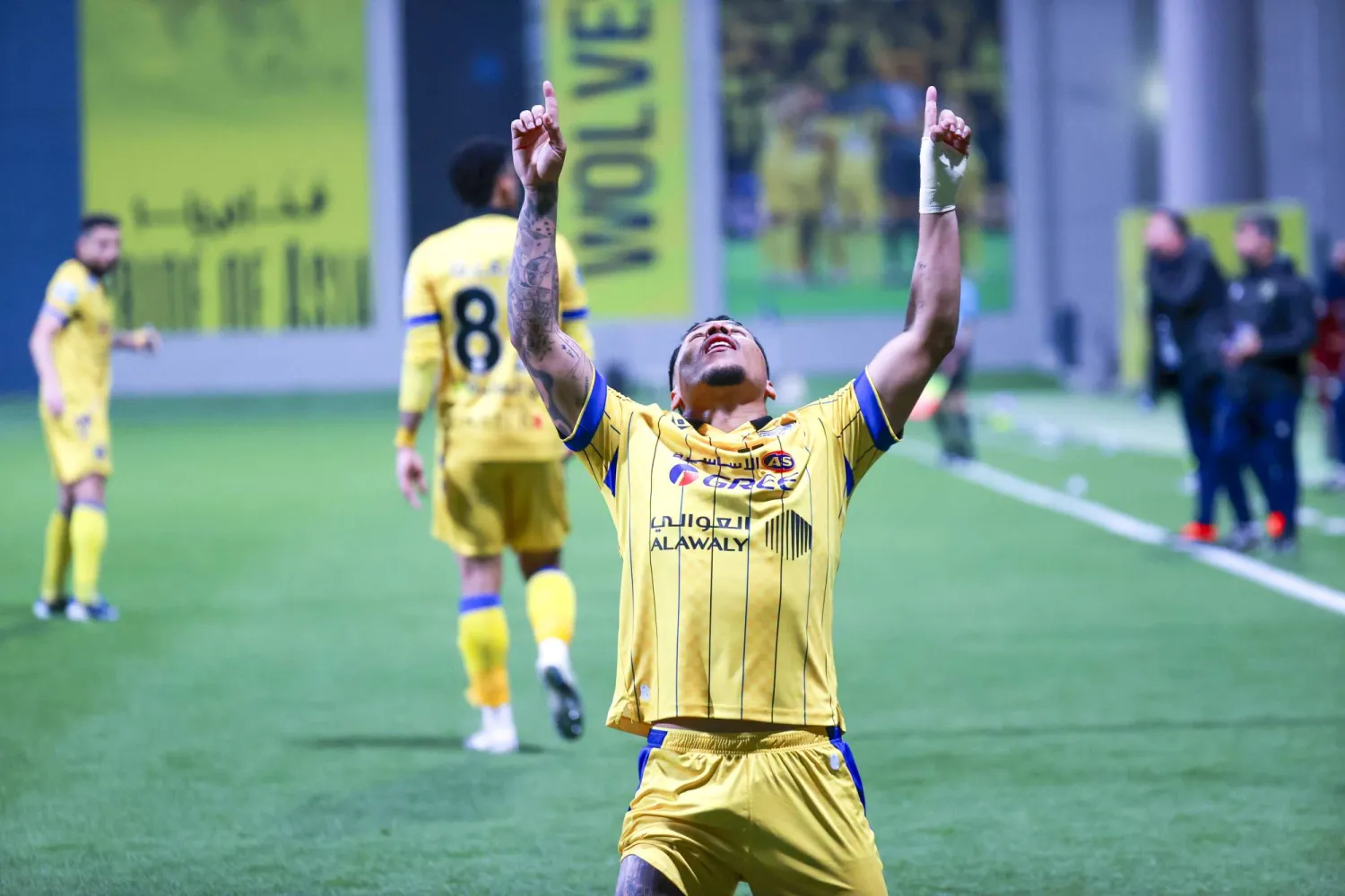 مارتينيز يحتفل بأحد أهدافه مع التعاون (تصوير: سعد الدوسري)