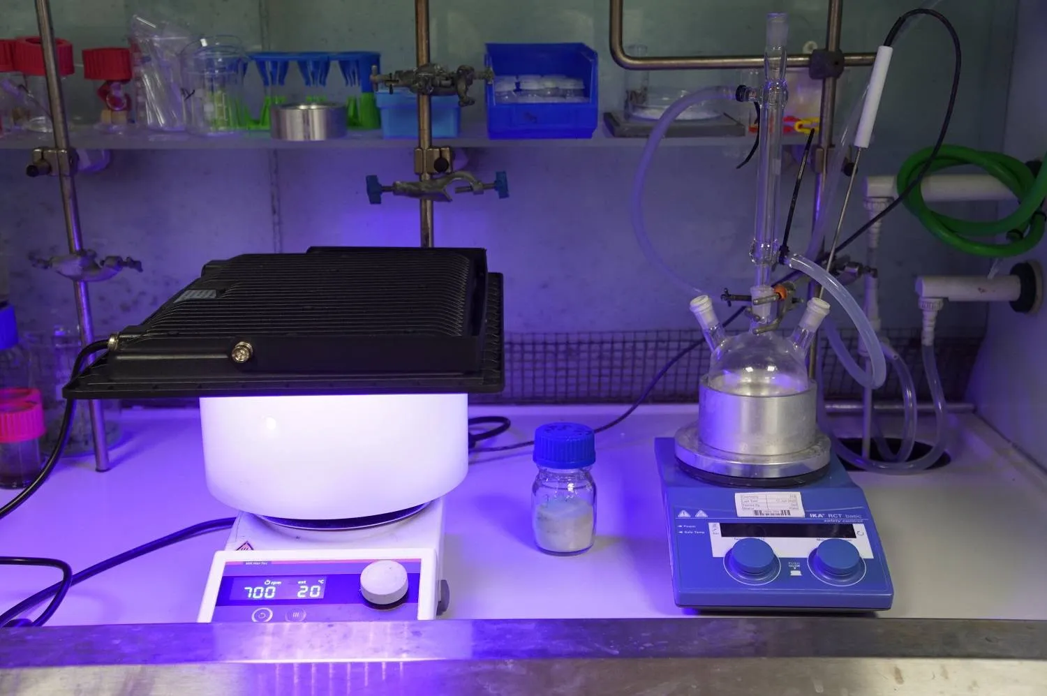 المفاعل الجديد قادر على إعادة تدوير أنواع مختلفة من النفايات البلاستيكية وتحويلها إلى وقود نظيف ومواد كيميائية قيمة (جامعة كمبريدج)