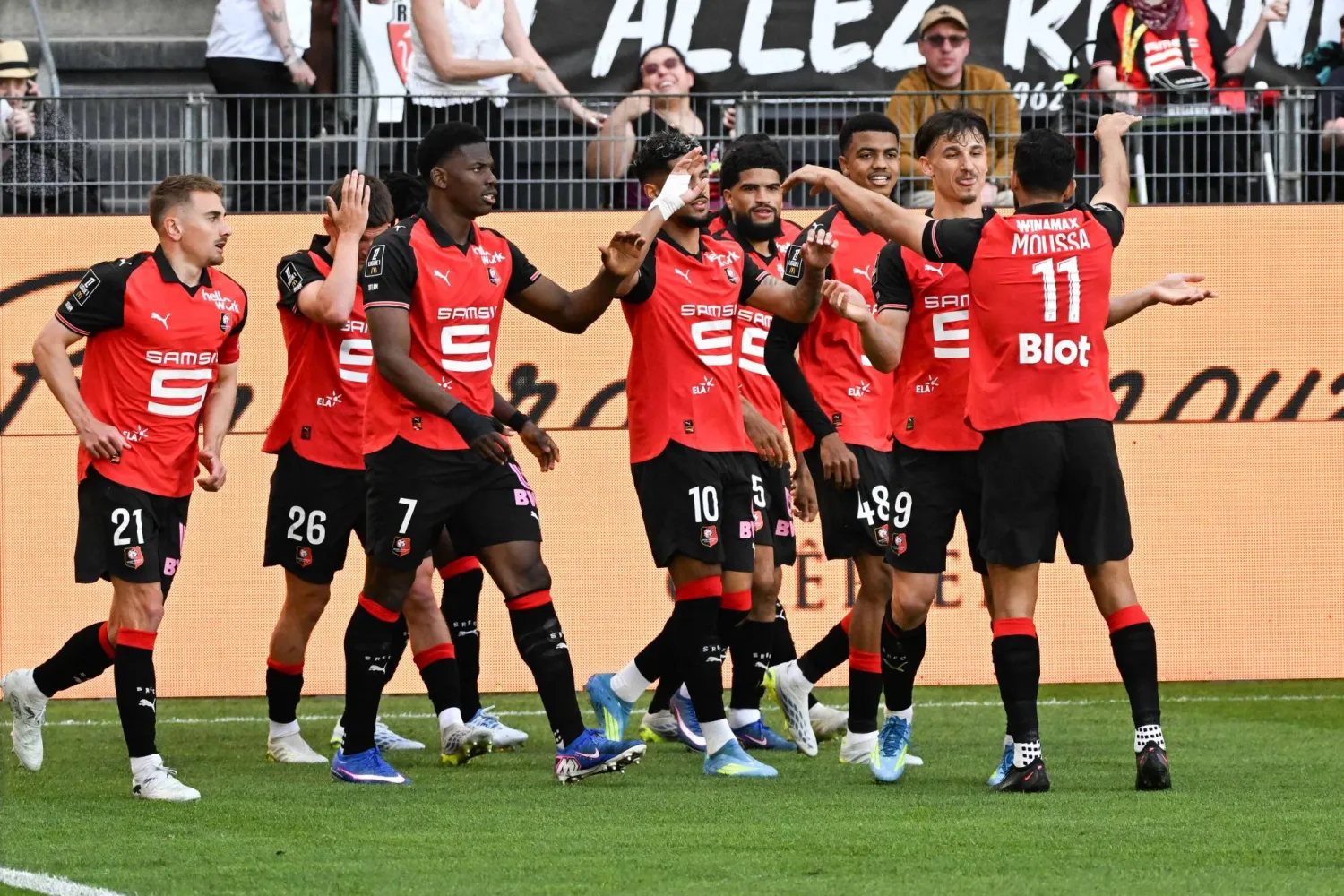فرحة لاعبي رين بالفوز على نانت (أ.ف.ب)