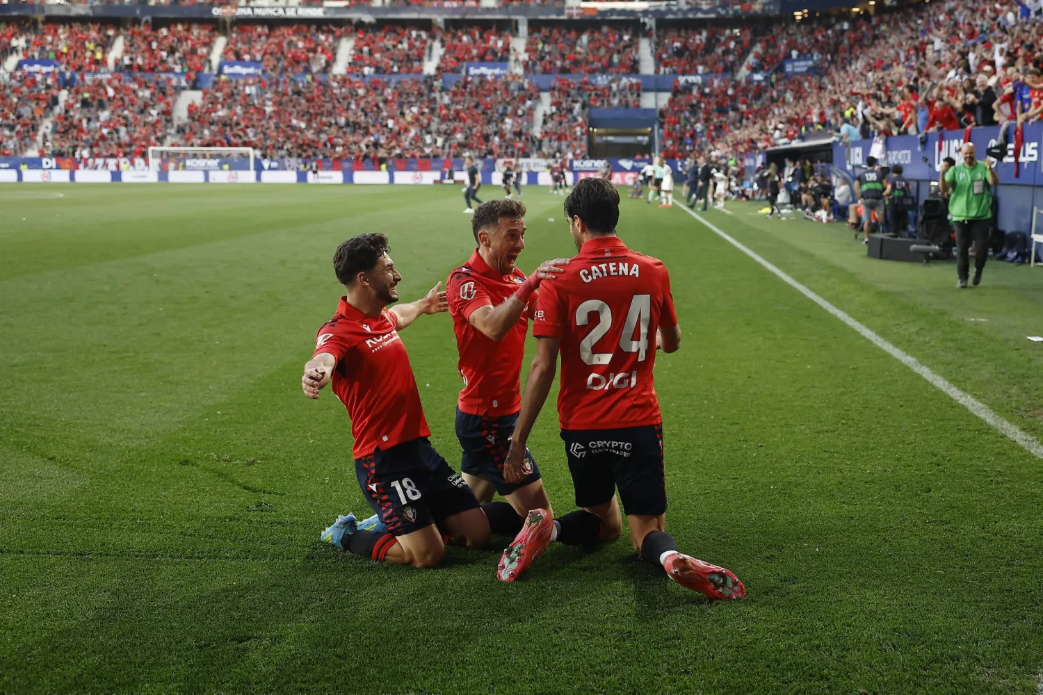 فرحة لاعبي أوساسونا بالفوز على إشبيلية (إ.ب.أ)