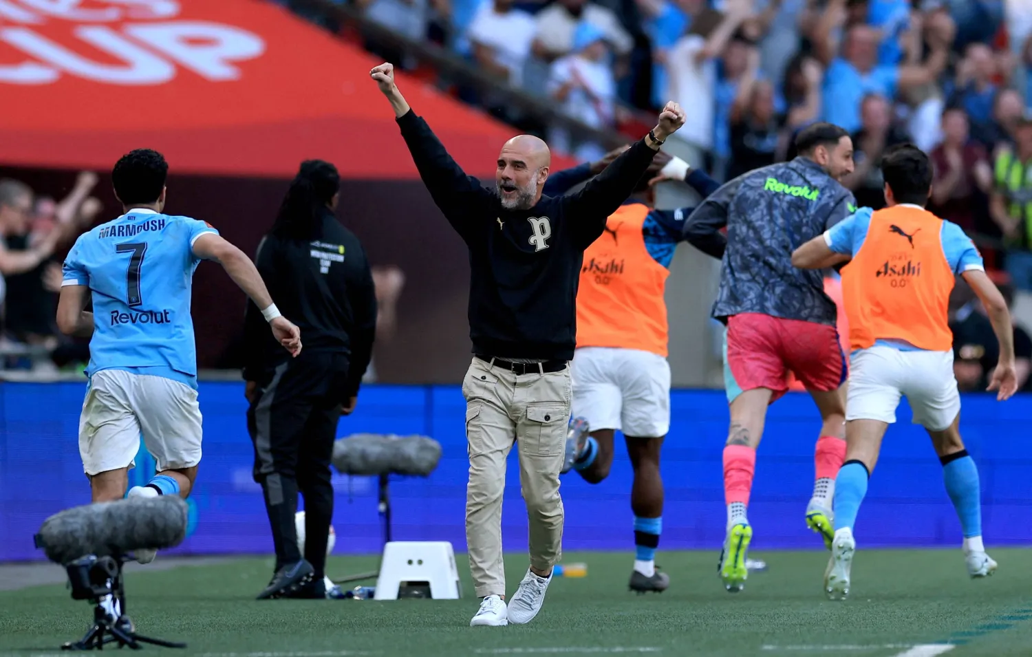 هل تحقيق غوارديولا للثلاثية المحلية هذا الموسم ستدفعه لرحيل عن سيتي وهو بالقمة؟ (رويترز)
