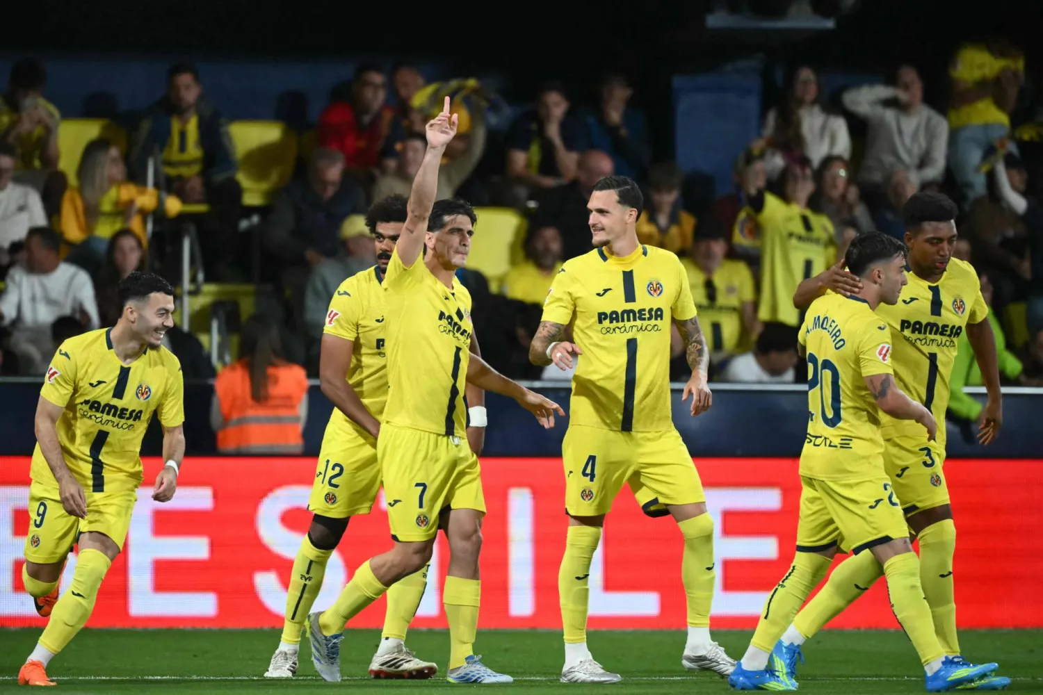 فرحة لاعبي فياريال بالهدف الثاني (أ.ف.ب)