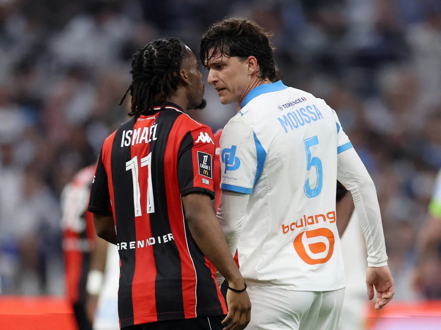 صدام بين لاعب نيس إيلي واهي وليوناردو باليردي من مرسيليا (رويترز)