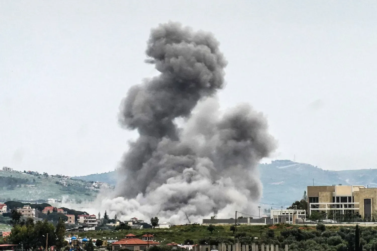 Güney Lübnan'daki Nabatiye el-Fevka'yı hedef alan İsrail hava saldırıları sonucu dumanlar yükseliyor (AFP)